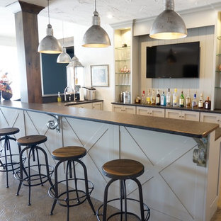 クリーブランドの大きいおしゃれなウェットバー (白いキャビネット、コンクリートの床、シェーカースタイル扉のキャビネット) の写真