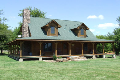 Imagen de fachada de casa de estilo de casa de campo grande de dos plantas con revestimiento de madera