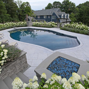 ニューヨークの大きいオーダーメイドコンテンポラリースタイルのおしゃれなプール (タイル敷き) の写真