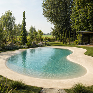Biopiscina e giardino per abitazione privata in campagna