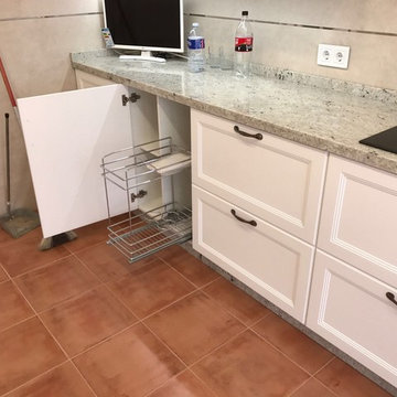 COCINA ENMARCADA LACADA EN BLANCO , GRANITO VERDE EUCALIPTO