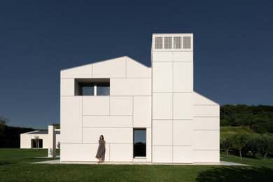Foto della facciata di una casa ampia bianca moderna