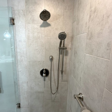 Starmark Maple Cosmopolitan Primary Bath in Stone