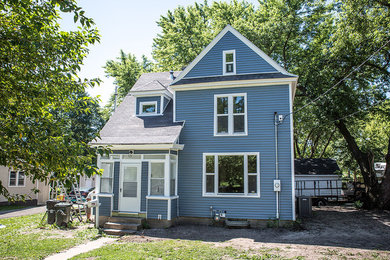 Inspiration for a small timeless concrete back porch remodel in Cedar Rapids