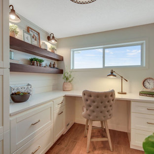 Country Arbeitszimmer mit Arbeitsplatz, weißer Wandfarbe, Einbau-Schreibtisch und Holzdielenwänden in Minneapolis