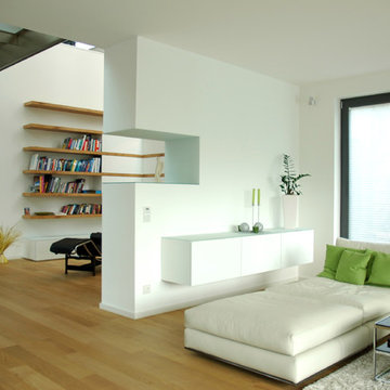 Lese- und Arbeitszimmer mit minimalistischen Eiche-Bücherregalen