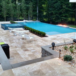Geräumiger Moderner Infinity-Pool hinter dem Haus in rechteckiger Form mit Poolhaus und Natursteinplatten in Washington, D.C.
