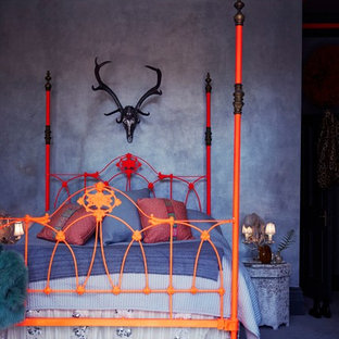 Eklektisches Hauptschlafzimmer mit grauer Wandfarbe, Teppichboden und blauem Boden in Cornwall