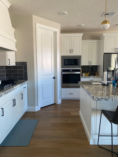 should kitchen island match backsplash?