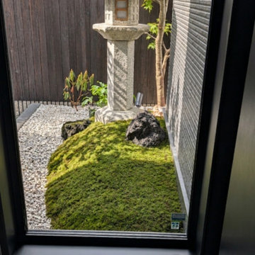 灯籠のある室内から楽しむ坪庭