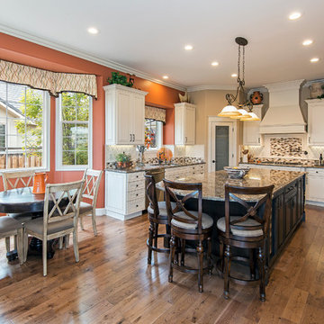 Island Queen- Colorful Kitchen & Great Room