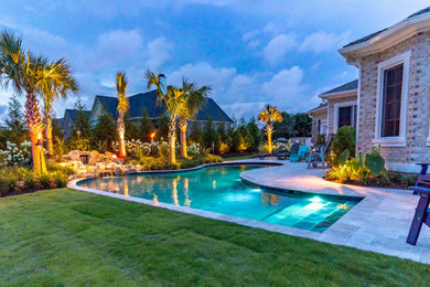 Diseño de piscina a medida en patio trasero con paisajismo de piscina y adoquines de piedra natural