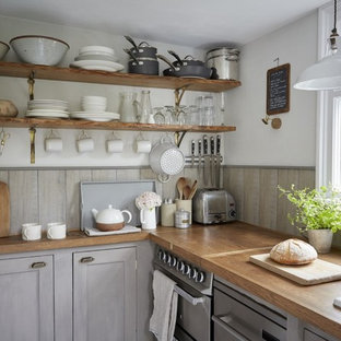 Пример оригинального дизайна интерьера: маленькая угловая кухня в стиле кантри с обеденным столом, врезной раковиной, фасадами в стиле шейкер, серыми фасадами, столешницей из дерева, серым фартуком, фартуком из дерева, техникой из нержавеющей стали, деревянным полом и белым полом