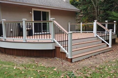 Elegant deck photo in Grand Rapids
