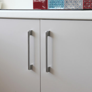 Metro Cashmere Kitchen with Modern Bar Handles