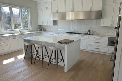 Réalisation d'une salle à manger ouverte sur la cuisine minimaliste avec un mur blanc, parquet clair, aucune cheminée et un sol beige.