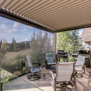 StruXure Adjustable Pergola with Phantom Motorized Screen for UV Protection