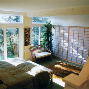 Foto di una grande camera matrimoniale etnica con pareti gialle, moquette, nessun camino e pavimento verde