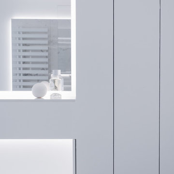 Oh Calacatta! Fugenlose Marmorbäder im hellen Design