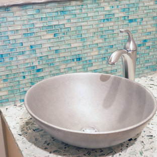 Immagine di una stanza da bagno minimalista con pavimento in ardesia e top alla veneziana