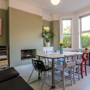 Eklektisches Esszimmer mit gebeiztem Holzboden und weißem Boden in Belfast