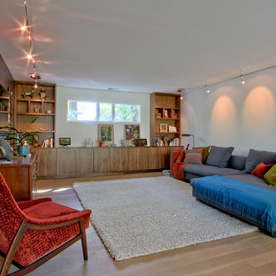 Ispirazione per un soggiorno minimalista aperto con sala della musica, pareti bianche, parquet chiaro, nessun camino, TV a parete e pavimento beige