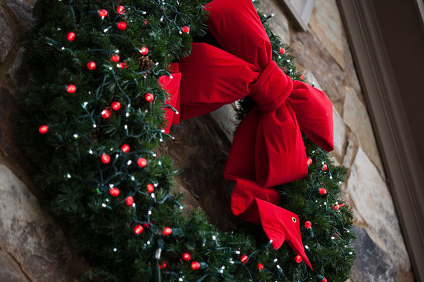 Классический Фасад дома by Christmas Lights, Etc