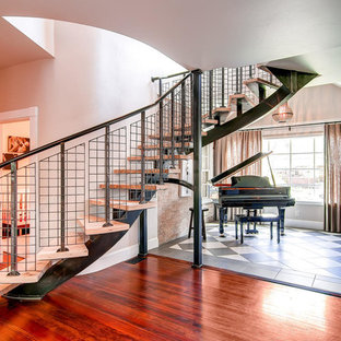 Ejemplo de escalera curva, rústica, de tamaño medio, sin contrahuella, con escalones de madera