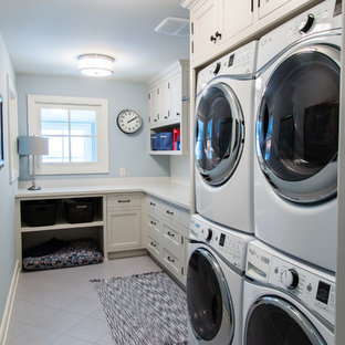 Foto de cuarto de lavado en L, tradicional renovado, de tamaño medio, con fregadero encastrado, puertas de armario blancas, paredes azules, suelo de baldosas de cerámica y armarios estilo shaker