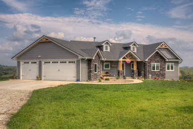 Arts and crafts home design photo in Omaha