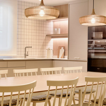 Diseño interior de cocina comedor en tonos claros