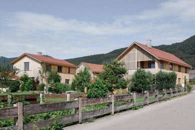 Große, Dreistöckige Moderne Holzfassade Haus mit Satteldach und Verschalung in München