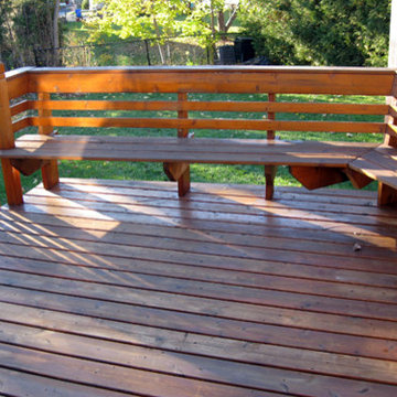 Small deck with privacy screen