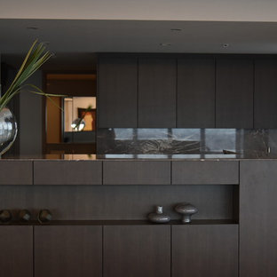 cuisine avec des portes de placard en bois sombre et un