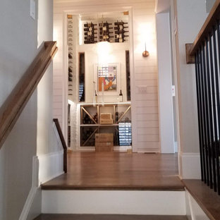 Modelo de bodega de estilo de casa de campo, pequeña, con suelo laminado, botelleros y suelo marrón