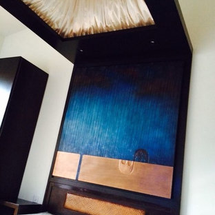 Idee per un'ampia camera degli ospiti etnica con pareti bianche e parquet scuro