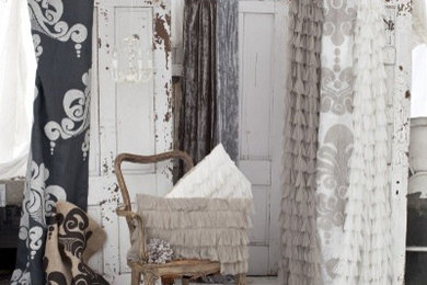 Example of a cottage chic living room design in New York