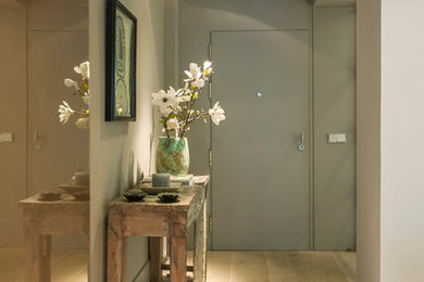 Example of a transitional entryway design in Madrid