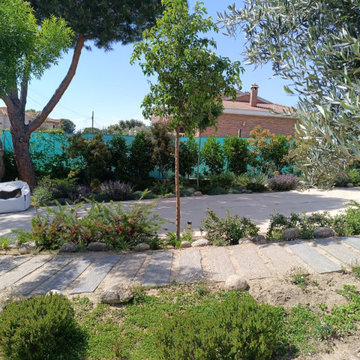 Jardín residencial con drenaje subterráneo, caminos de jabre y paisajismo medite