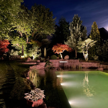 Schwimmteich mit Wasserfall, Sitzplatz und Stegterrasse