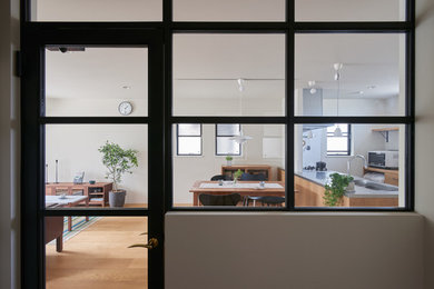 This is an example of a modern home design in Tokyo Suburbs.