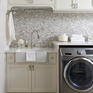 Imagen de lavadero lineal, actual, con fregadero sobremueble, armarios estilo shaker, puertas de armario blancas, encimera de cuarcita, paredes blancas, suelo de baldosas de cerámica, lavadora y secadora juntas, suelo beige y encimeras blancas