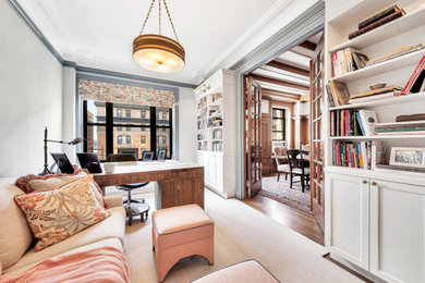 ニューヨークにあるトラディショナルスタイルのおしゃれなホームオフィス・書斎の写真
