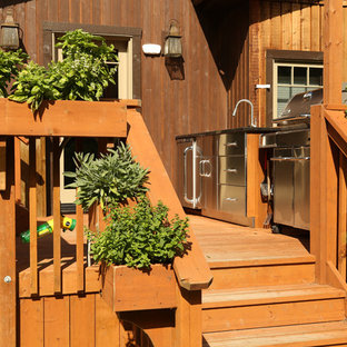 トロントの中サイズのおしゃれな横庭のデッキ (アウトドアキッチン、日よけなし) の写真