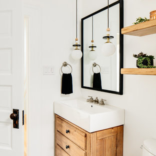 サンフランシスコの北欧スタイルのおしゃれなトイレ・洗面所 (家具調キャビネット、中間色木目調キャビネット、白い壁、マルチカラーの床) の写真