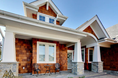 Ejemplo de fachada de casa multicolor y gris de estilo americano extra grande de dos plantas con revestimiento de madera, tejado a dos aguas, tejado de teja de madera y teja