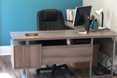 Стильный дизайн: кабинет в стиле модернизм с отдельно стоящим рабочим столом - последний тренд