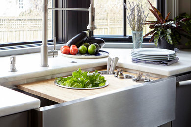 Esempio di una cucina minimal di medie dimensioni con lavello stile country, ante in stile shaker, ante grigie, top in marmo, elettrodomestici in acciaio inossidabile e top bianco