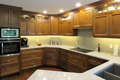Example of a classic kitchen design in Vancouver