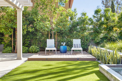 Example of a trendy deck design in San Diego